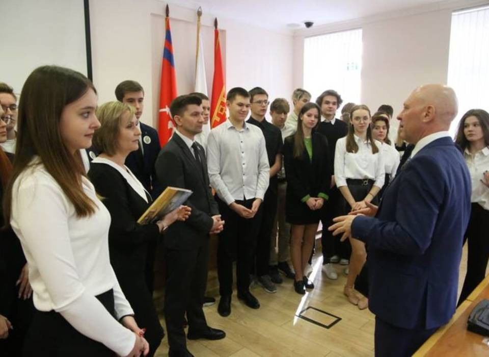 Волгоградские школьники посетили с экскурсией гордуму
